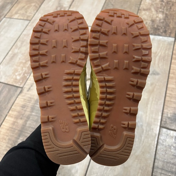 NEW BALANCE WMNS 574. Yellow 'LEMON HAZE' Size 6 - Picture 4 of 7